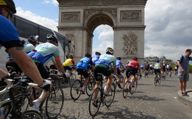 Cyclists in front of the Arc de Triomphe in France