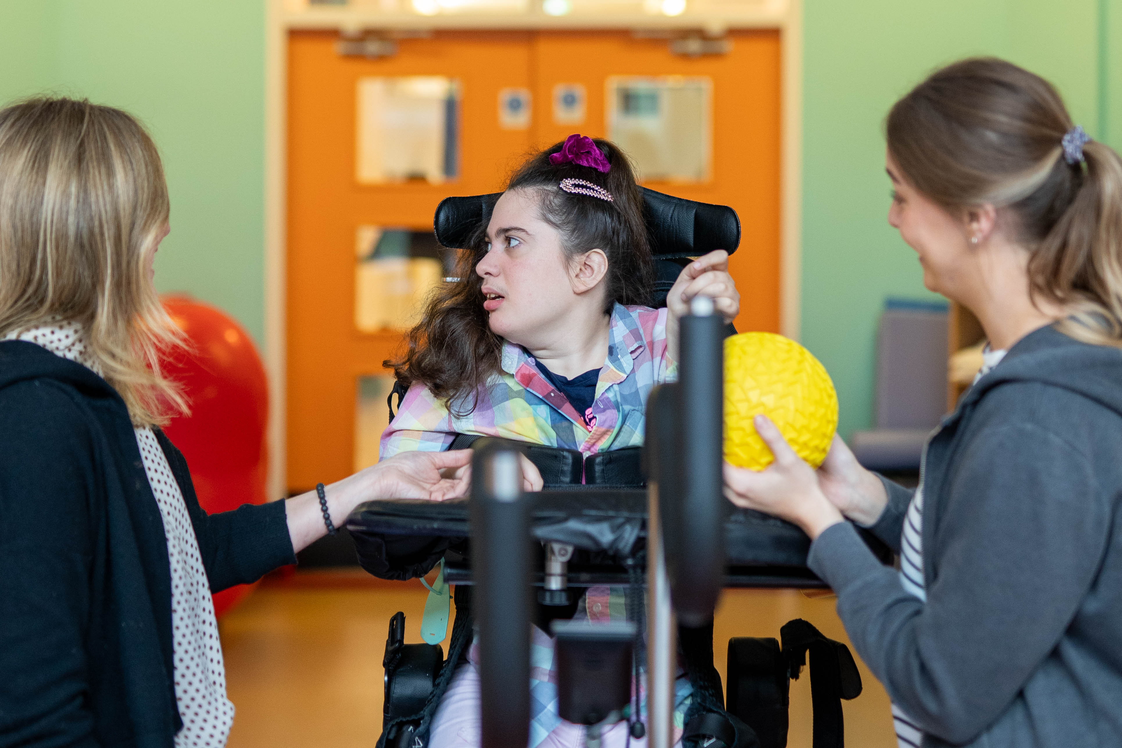 Lizzie uses the Innowalk Pro alongside TV presenter Helen Fospero