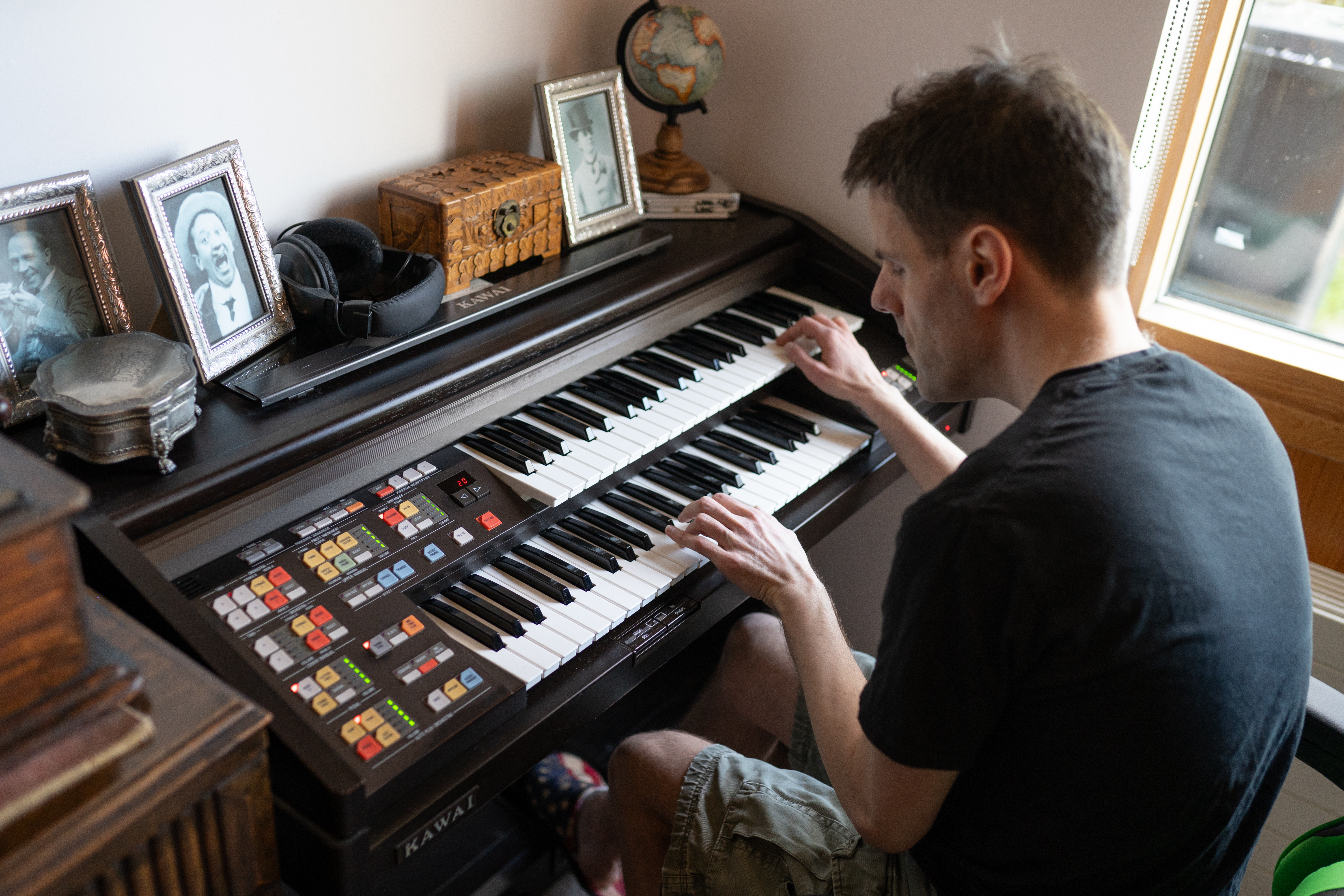 Tom playing his piano at Honiton