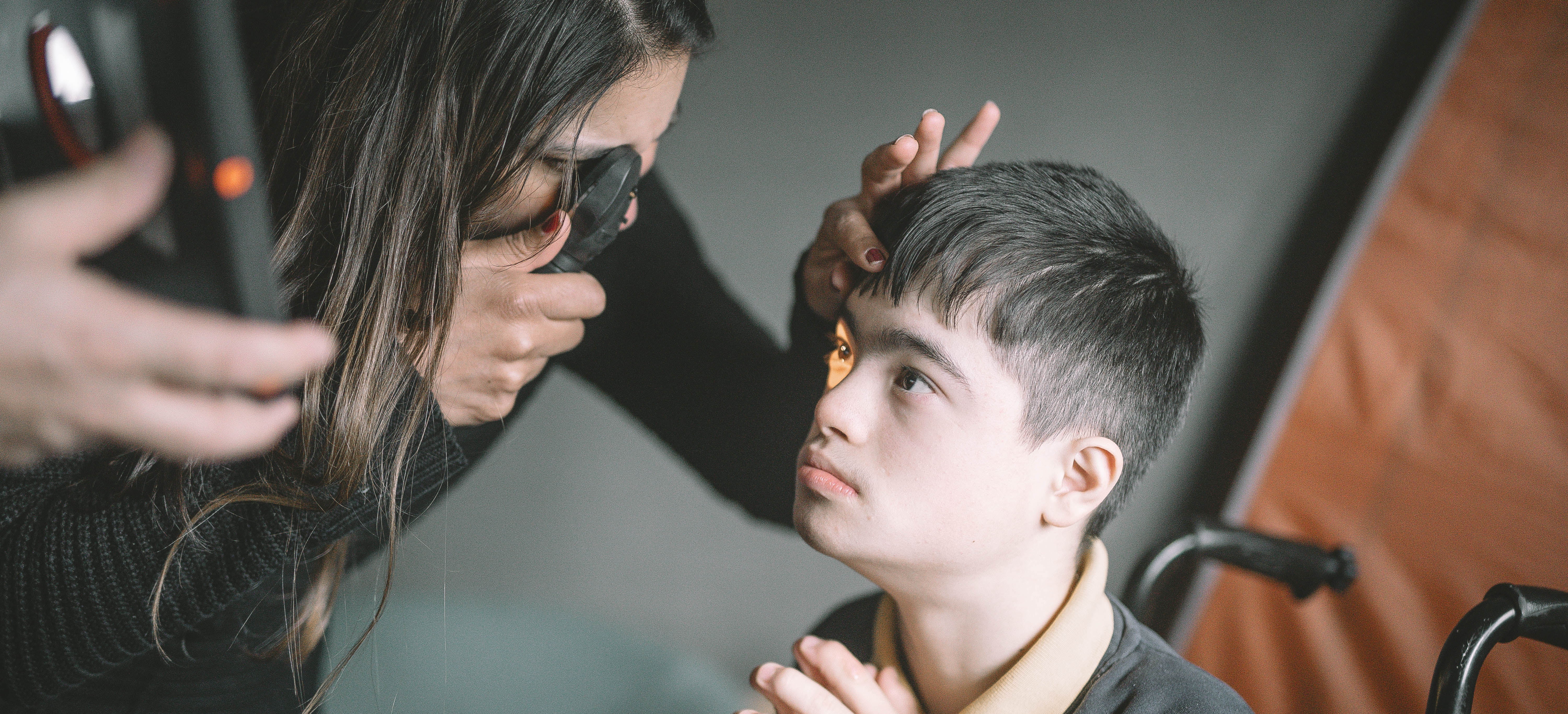 Malvi testing Yusuf's sight