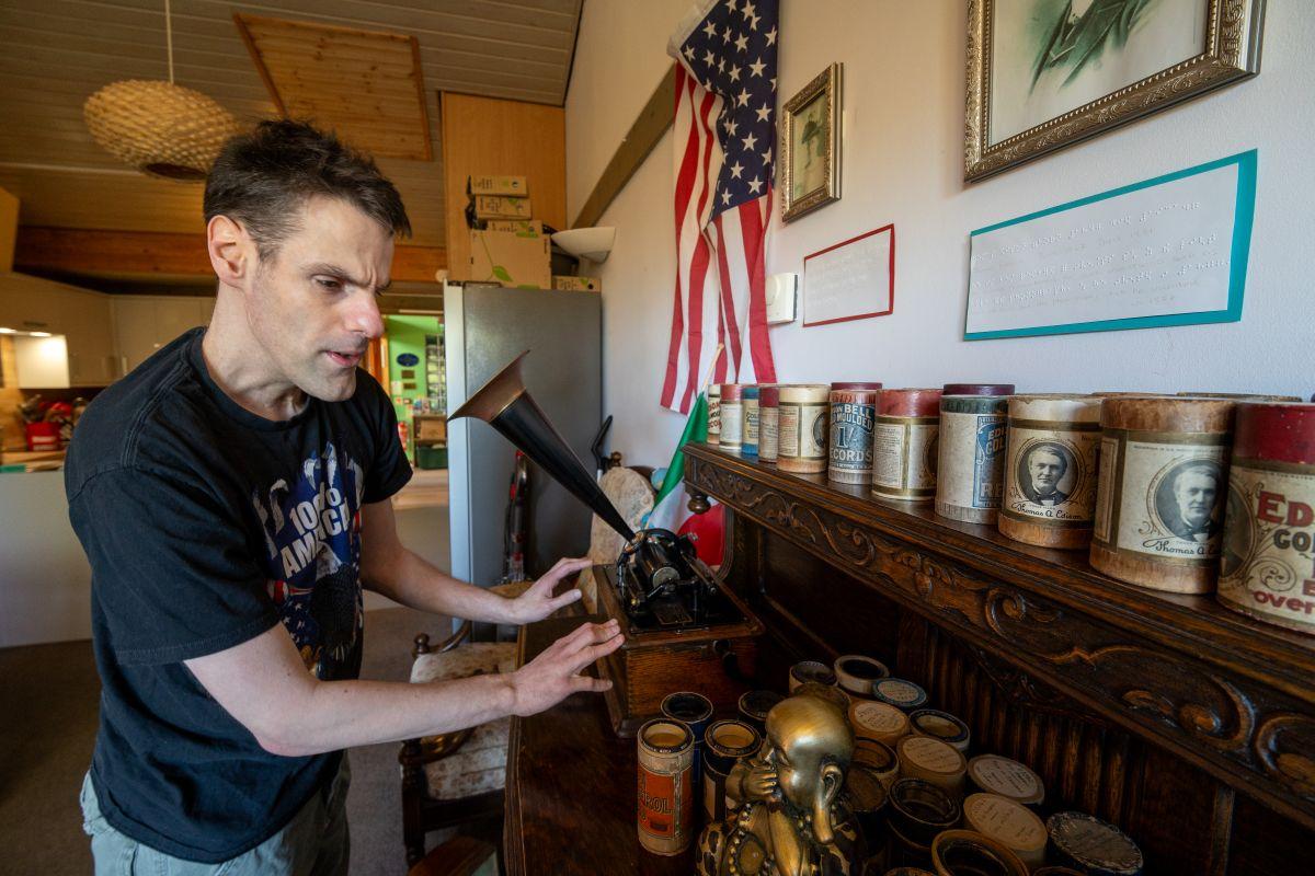 Tom looking at American memorabilia in a museum