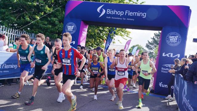 People running the exeter marathon